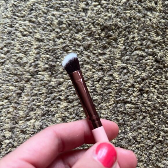 Luxie 207 Medium Angled Shading Brush - Picture 2 of 5